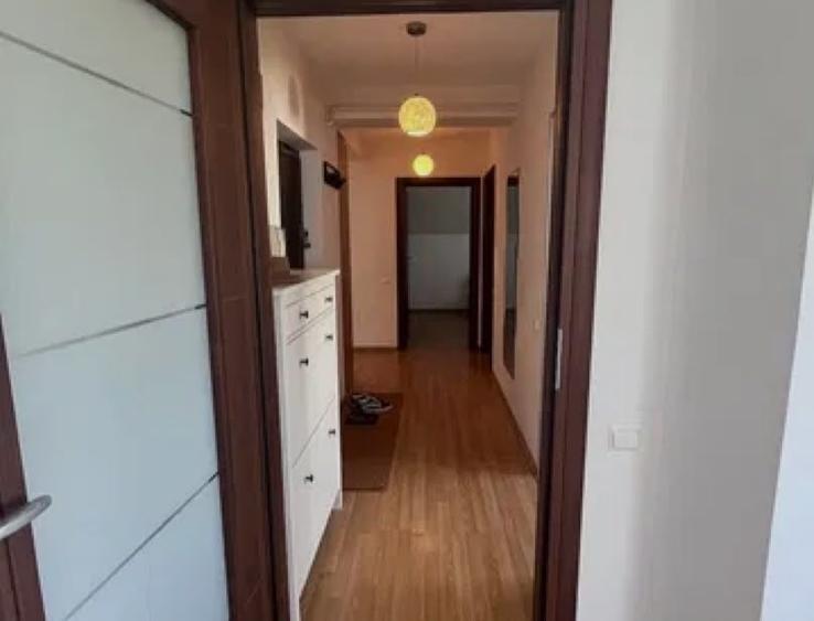 Apartament cu 3 camere decomandat, mobilat în Titan