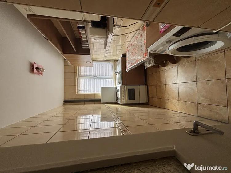 Apartament cu 4 camere semidecomandat, mobilat în Central