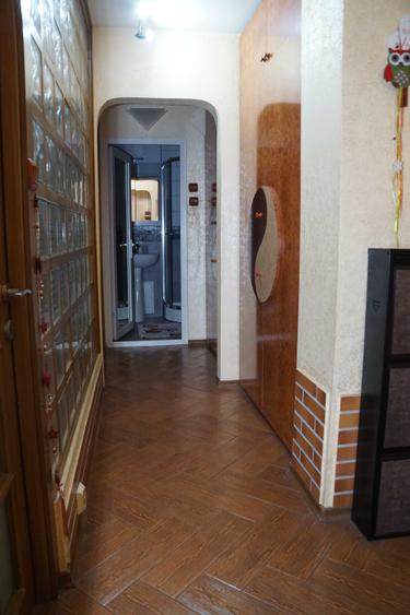 Apartament cu 4 camere decomandat în Rovine