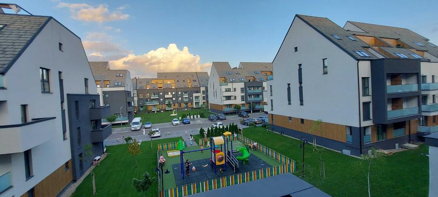 Apartament cu 3 camere decomandat în Tractorul