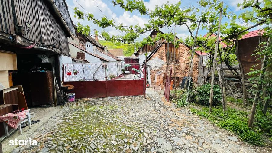 Casă cu 3 camere cu Teren 1049 Mp în Central
