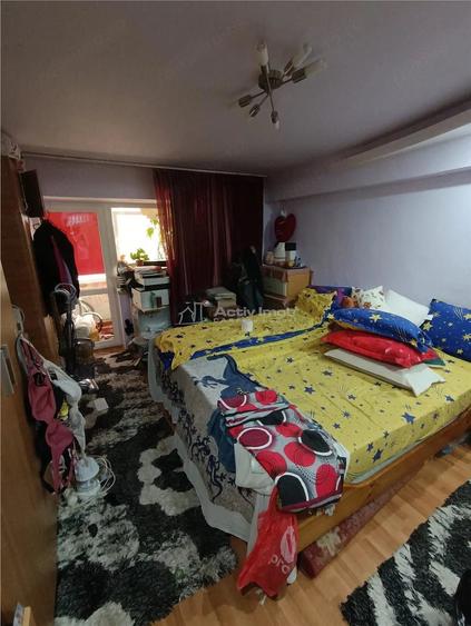 Apartament cu 4 camere decomandat în Sărari