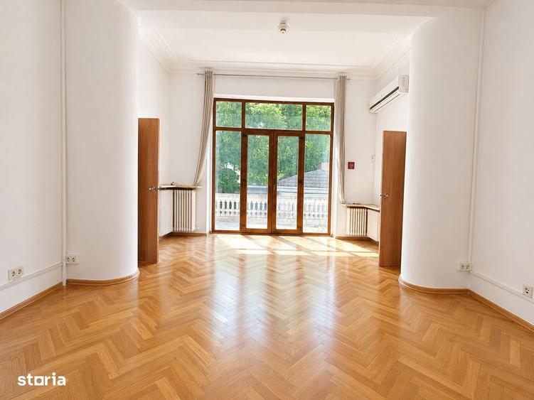 Spațiu comercial, de 3,500 mp, în Romană
