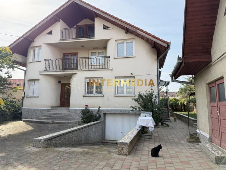 Casă individuală cu 10 camere cu Teren 4100 Mp în Vințu de Jos