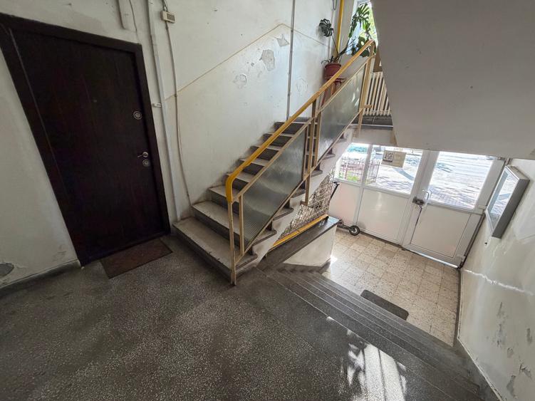 Apartament cu 3 camere semidecomandat, mobilat în Titan