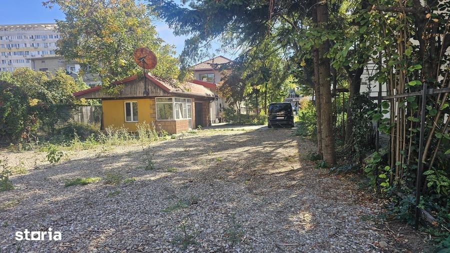 Casă cu 5 camere cu Teren 987 Mp în Moșilor