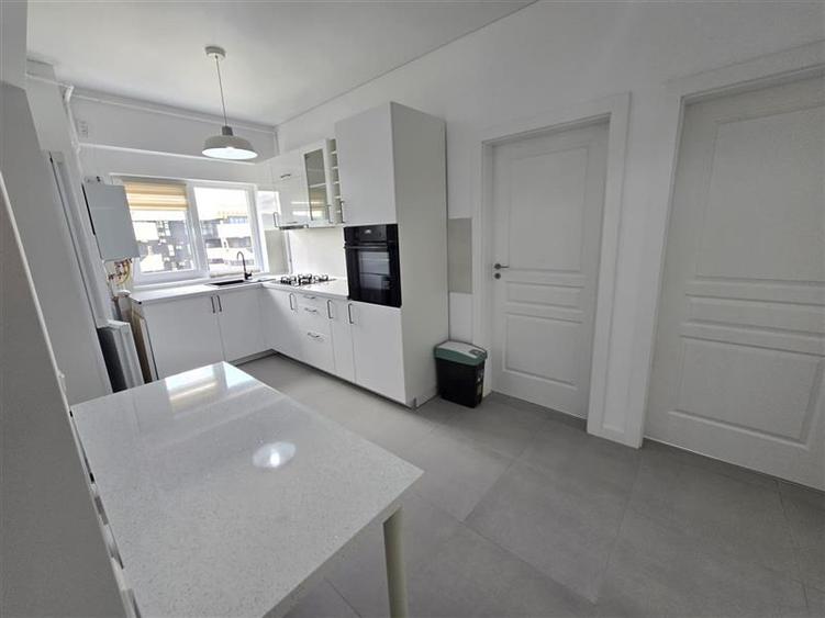 Apartament cu 3 camere decomandat, mobilat în Tătărași