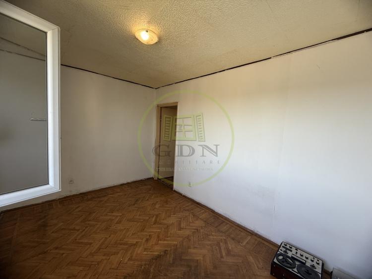 Apartament cu 4 camere semidecomandat în Calea București