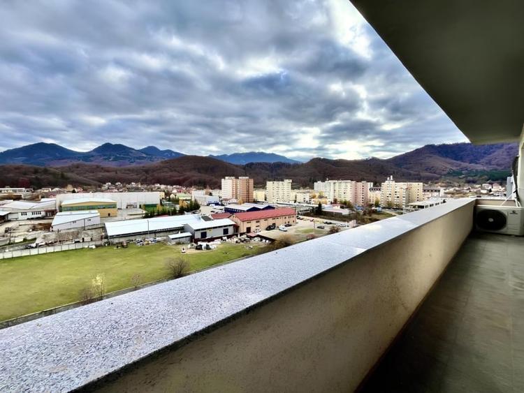 Penthouse cu 4 camere decomandat, mobilat în Noua