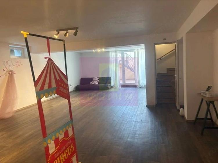 Casă cu 10 camere cu Teren 446 Mp în Drumul Sării