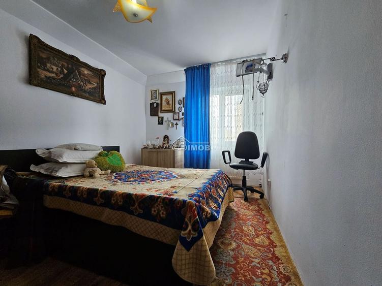 Apartament cu 3 camere semidecomandat în Micro 5