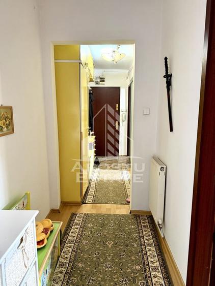Apartament cu 3 camere semidecomandat, mobilat în Dâmbovița
