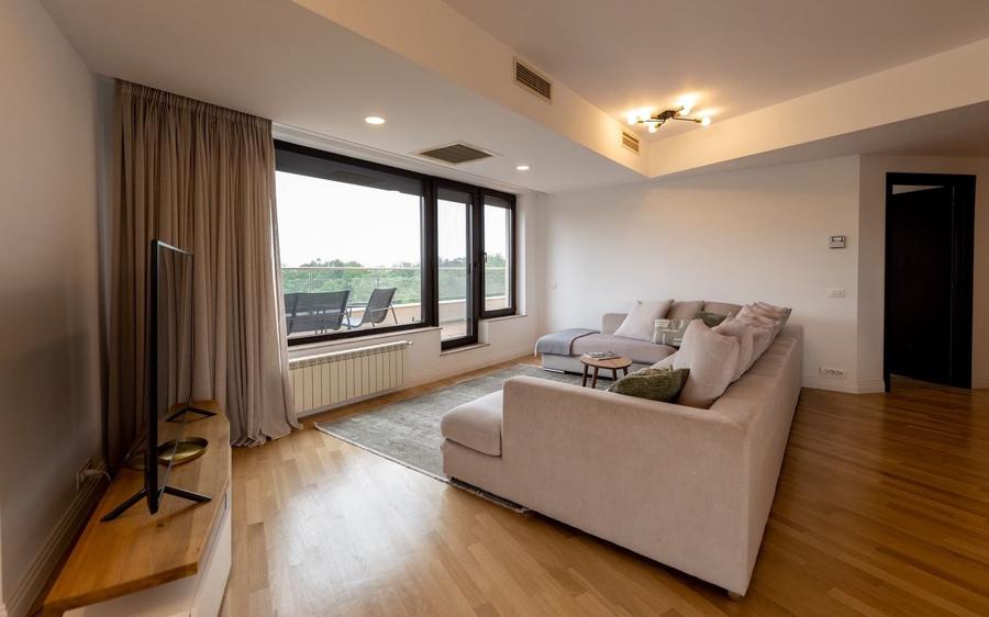 Apartament cu 4 camere decomandat în Herăstrău