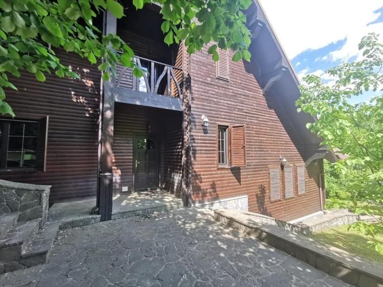 Casă individuală cu 6 camere decomandat cu Canalizare în Central