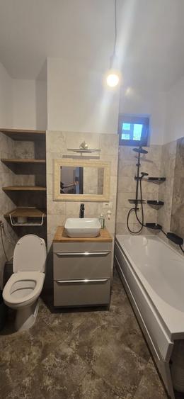 Apartament cu 3 camere semidecomandat în Valea Adâncă