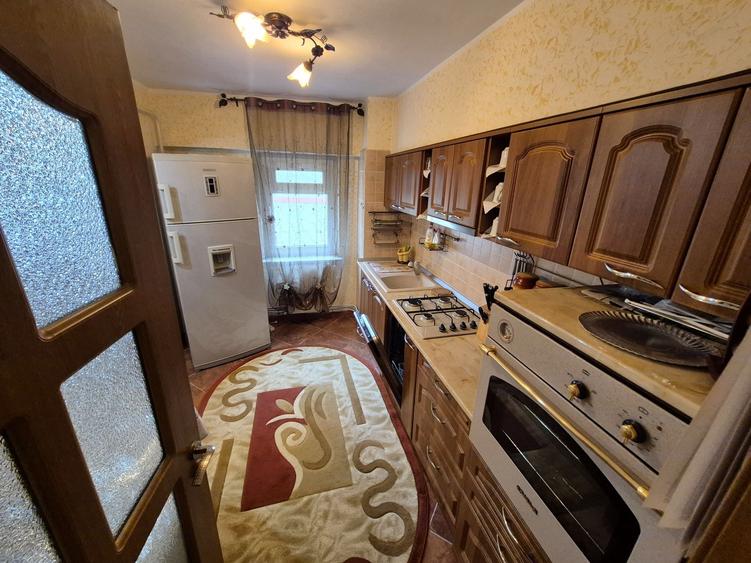 Apartament cu 3 camere decomandat în Central