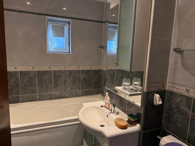 Apartament cu 2 camere decomandat în Trocadero