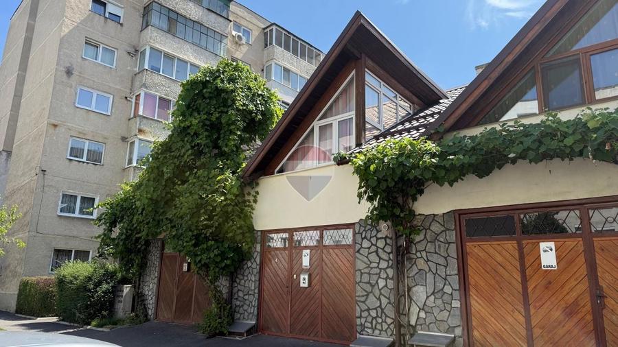 Apartament cu 3 camere semidecomandat, mobilat în Florilor