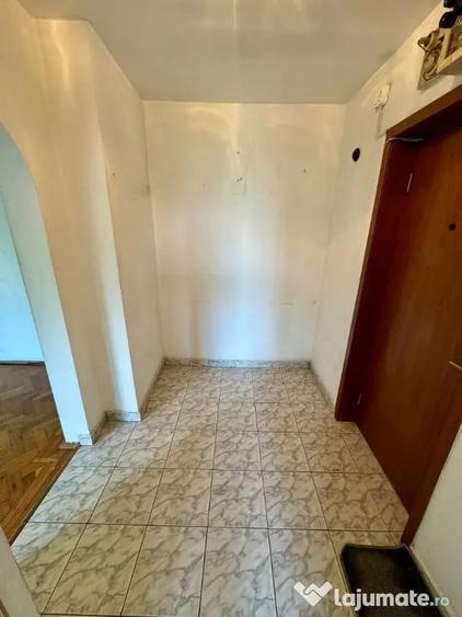 Apartament cu 3 camere semidecomandat în Berceni