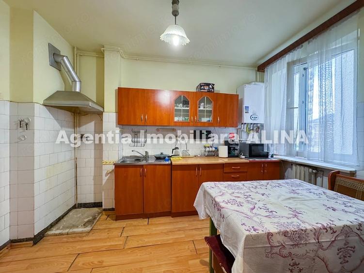 Apartament cu 4 camere decomandat în Liliacului