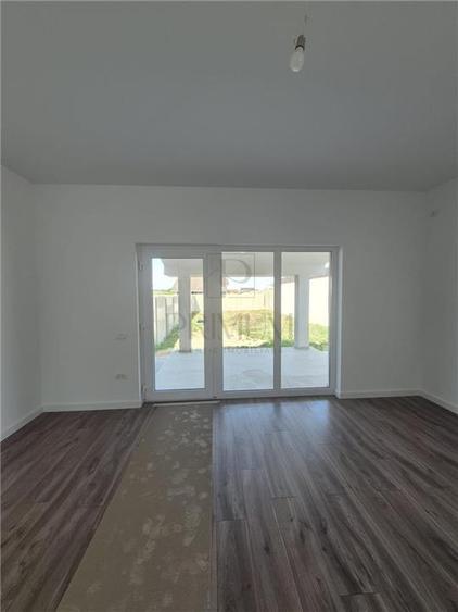 Duplex cu 5 camere cu Canalizare în Moșnița Nouă