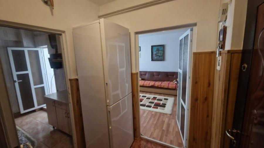 Apartament cu 3 camere semidecomandat în Păcii