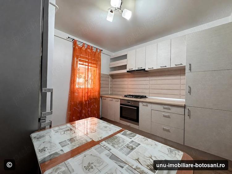 Apartament cu 4 camere decomandat în Central