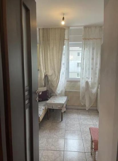 Apartament cu 3 camere semidecomandat, mobilat în Zimbru
