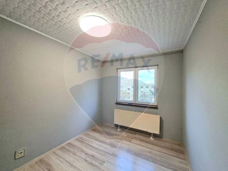 Apartament cu 3 camere semidecomandat în Romanilor