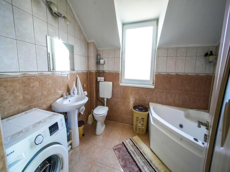 Casă individuală cu 4 camere cu Canalizare în Cristur