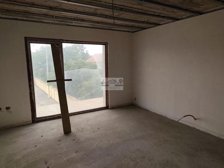 Casă individuală cu 8 camere cu Canalizare în Vest