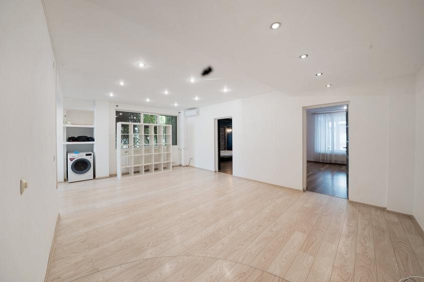 Apartament cu 3 camere semidecomandat, mobilat în Mihai Bravu