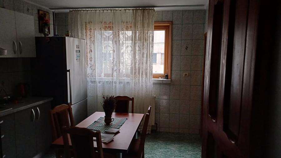 Casă individuală cu 8 camere cu Canalizare în Granit
