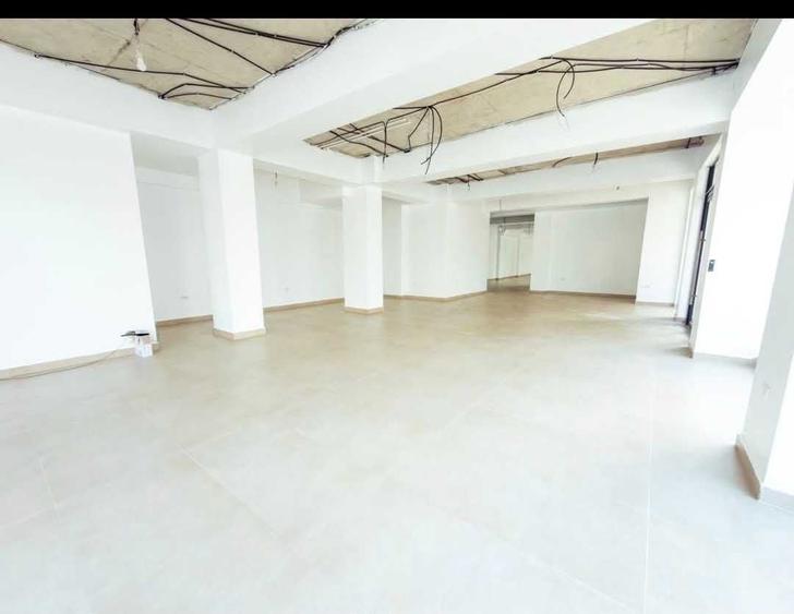 Spațiu comercial, de 360 mp, în Est