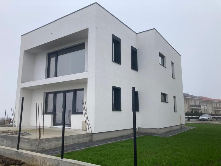 Casă individuală cu 4 camere cu Canalizare în Dezmir