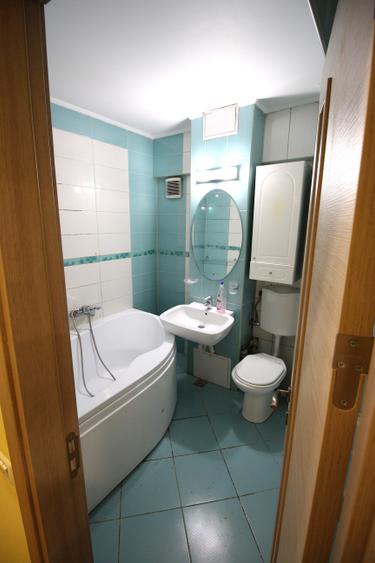 Apartament cu 4 camere semidecomandat în Drumul Taberei