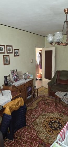 Apartament cu 3 camere decomandat, mobilat în Rovine