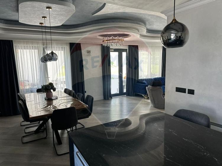 Casă individuală cu 11 camere cu Canalizare în Ipotești