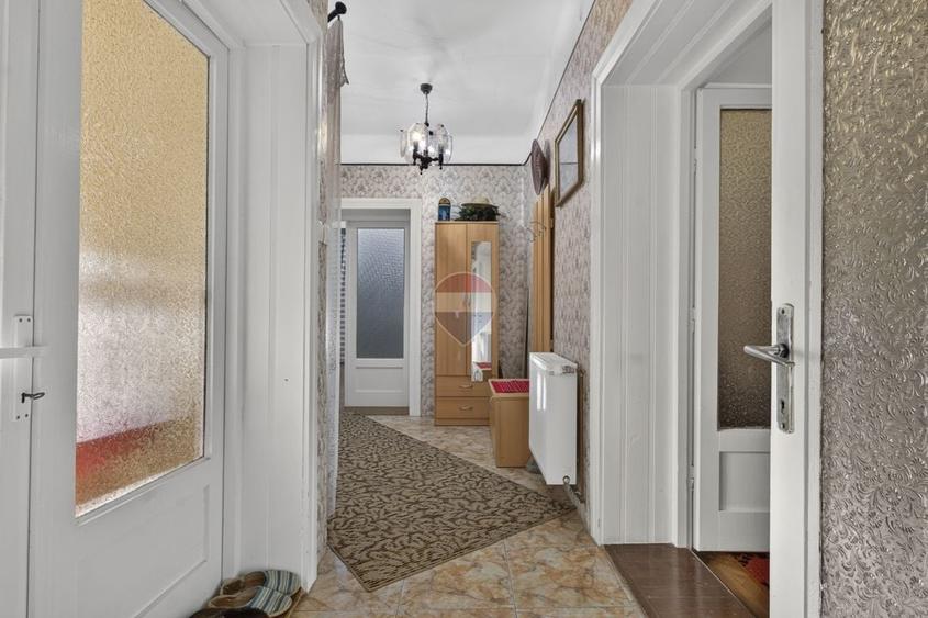 Casă individuală cu 4 camere cu Teren 1371 Mp în Central