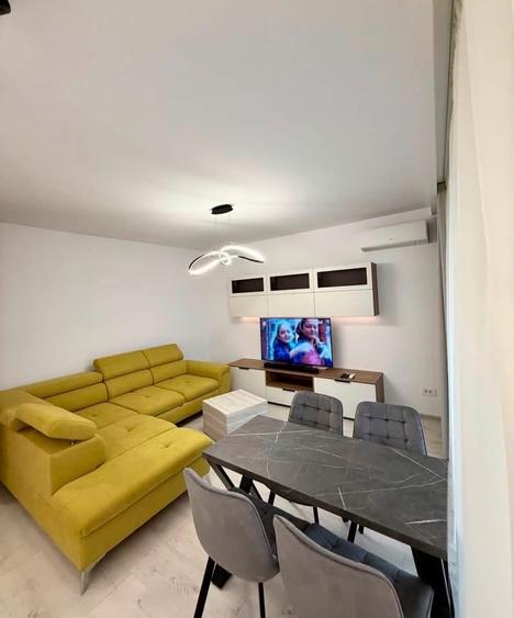 Apartament cu 3 camere semidecomandat în Aradului