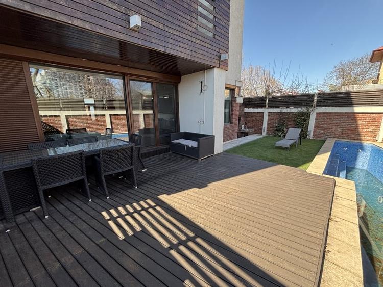 Casă individuală cu 8 camere cu Piscina în Colentina