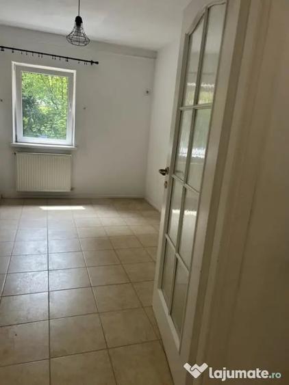 Apartament cu 3 camere decomandat în Astra