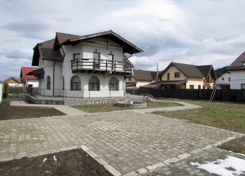 Casă individuală cu 6 camere decomandat cu Canalizare în Sud
