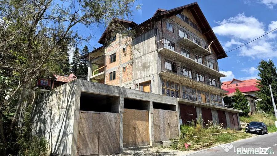 Casă cu 7 camere cu Teren 893 Mp în Central