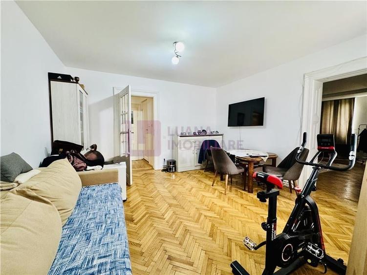 Apartament cu 3 camere semidecomandat, mobilat în Central
