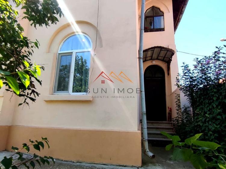 Casă individuală cu 10 camere cu Canalizare în Ultracentral