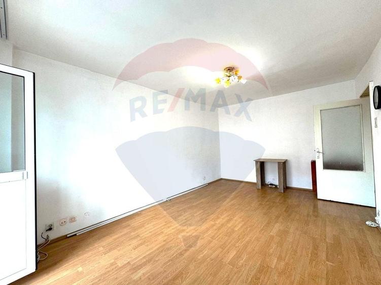 Apartament cu 3 camere decomandat în Drumul Taberei