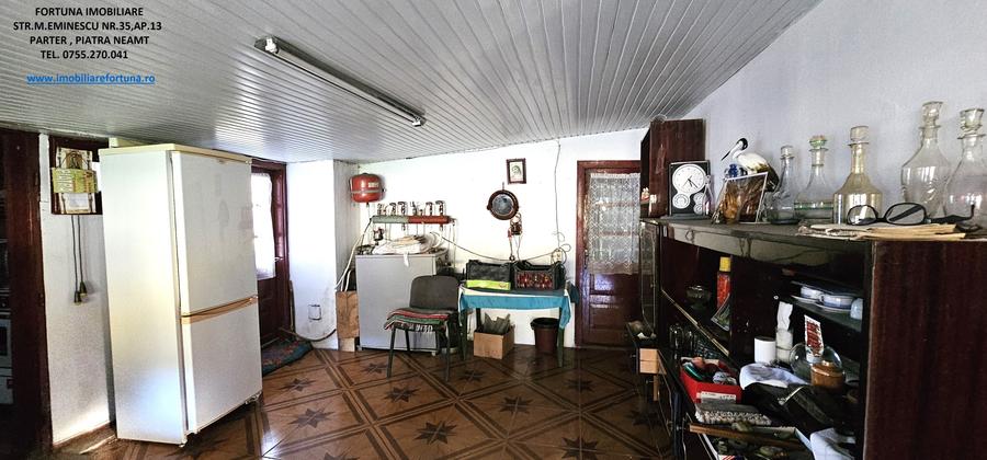 Casă cu 6 camere cu Teren 6329 Mp în Vest