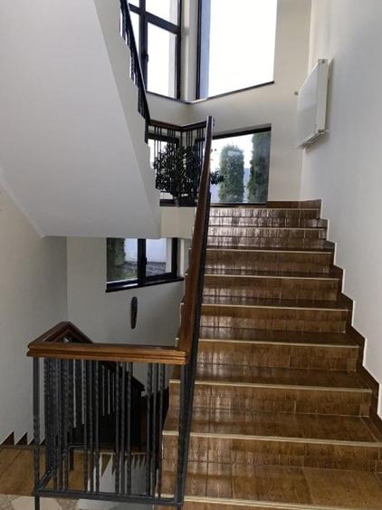 Casă individuală cu 7 camere cu Teren 2750 Mp în Mușcel