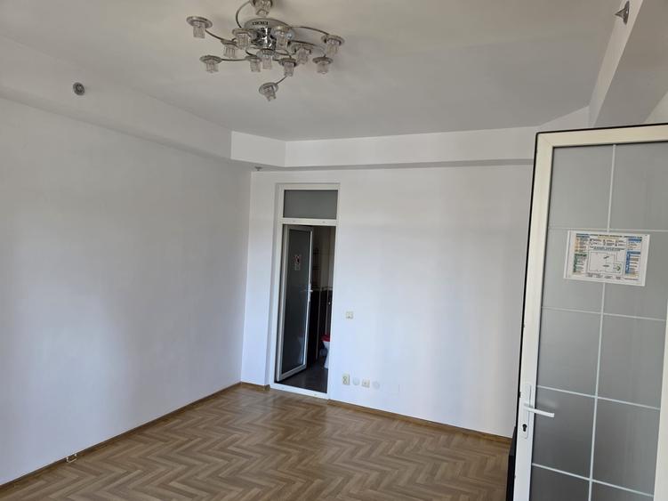 Apartament cu 4 camere semidecomandat în Mihai Bravu